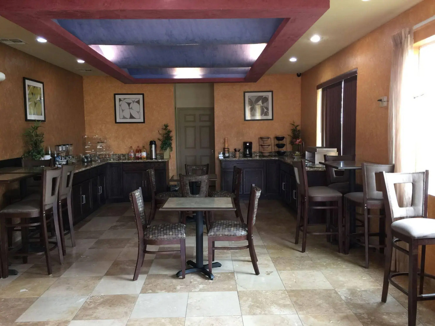 Pearsall Inn & Suites