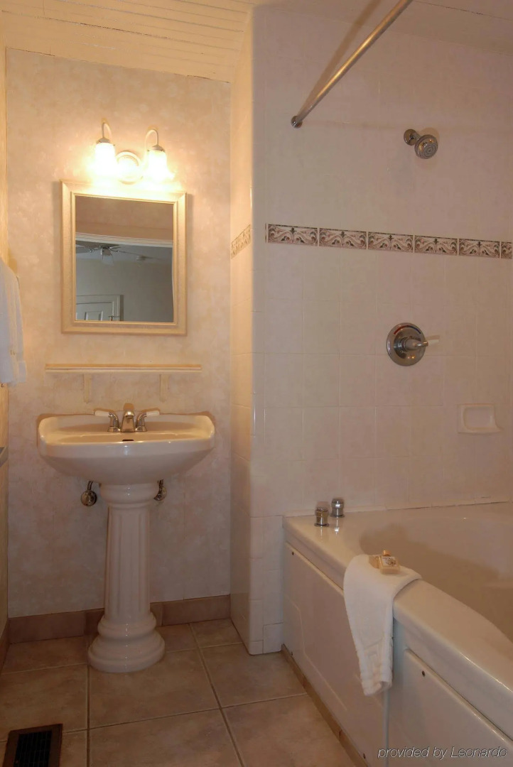 Night Swan Intracoastal B&B