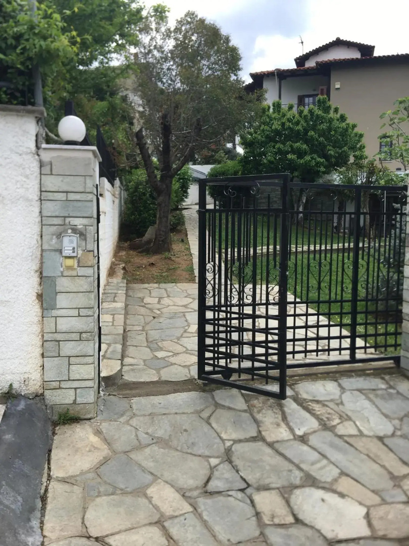 Traditional Apartment part of a Detached Villa on a luxurious Hill of Thessaloniki PANORAMA with a private garden with trees ,also available for Family and other gatherings and Kid's parties - under 13 , for less than 20 people alltogether