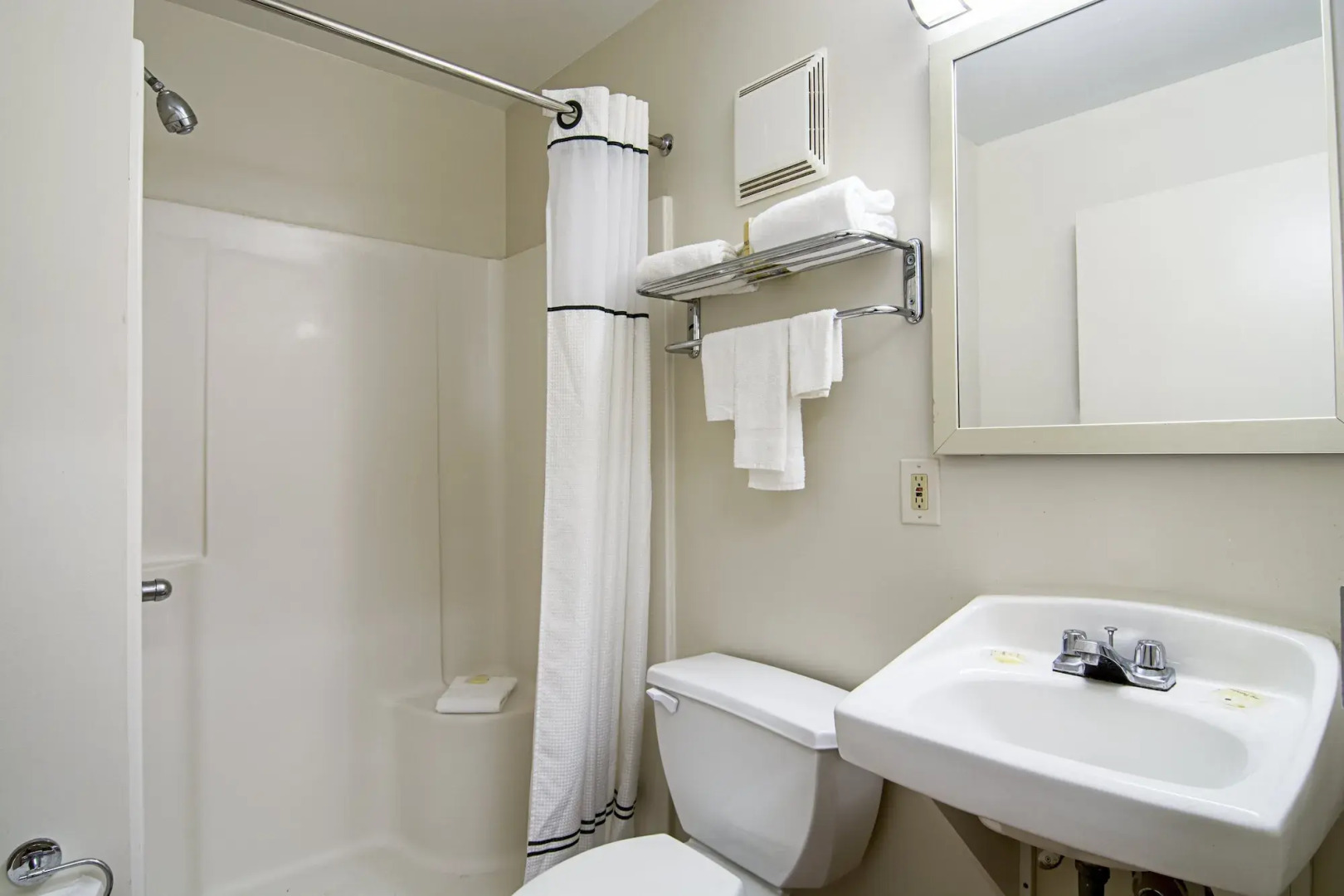 HomeTowne Studios by Red Roof Chicago - Waukegan