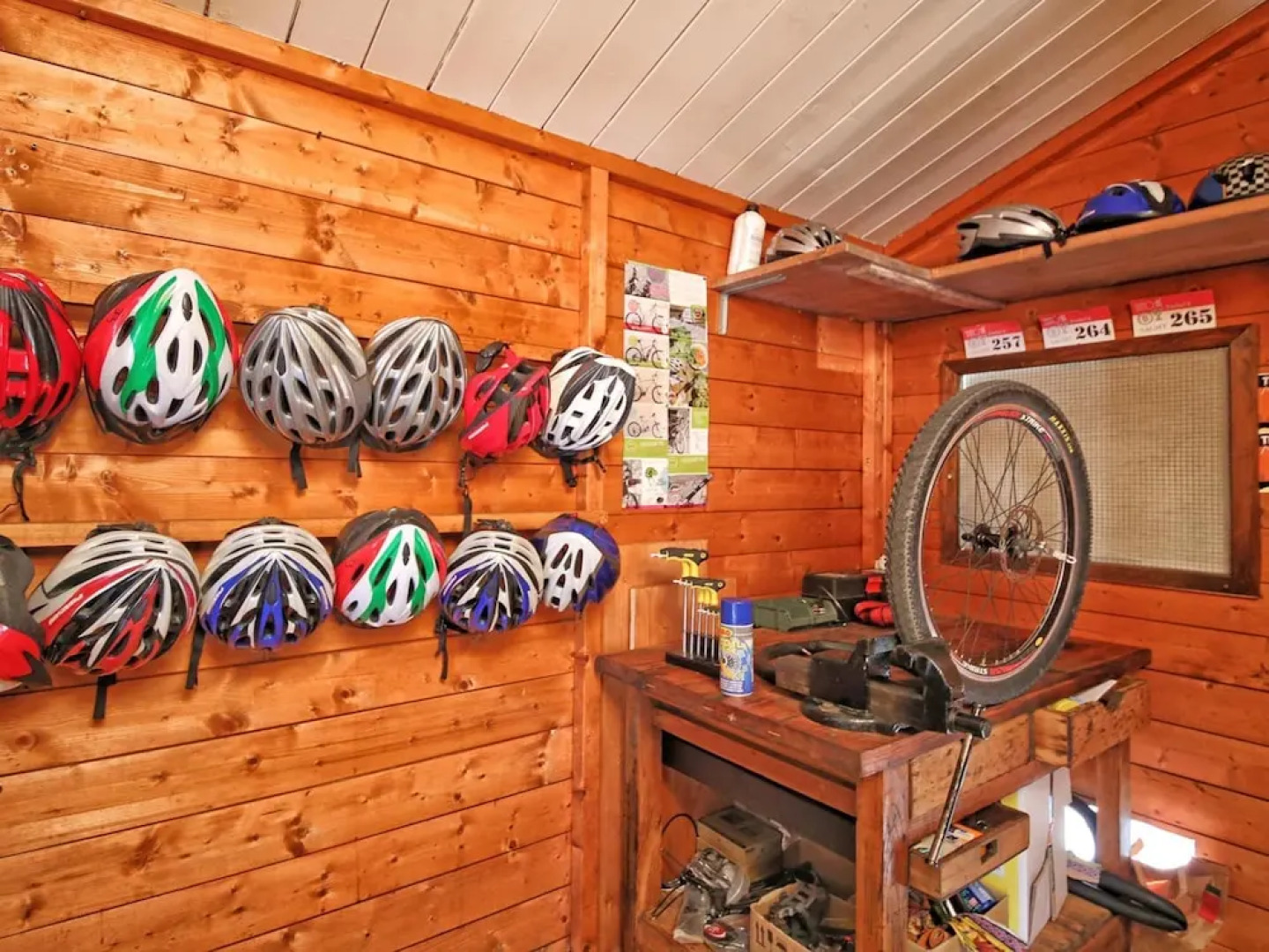 Lake Garda, Beautiful Residence Features Many Facilities