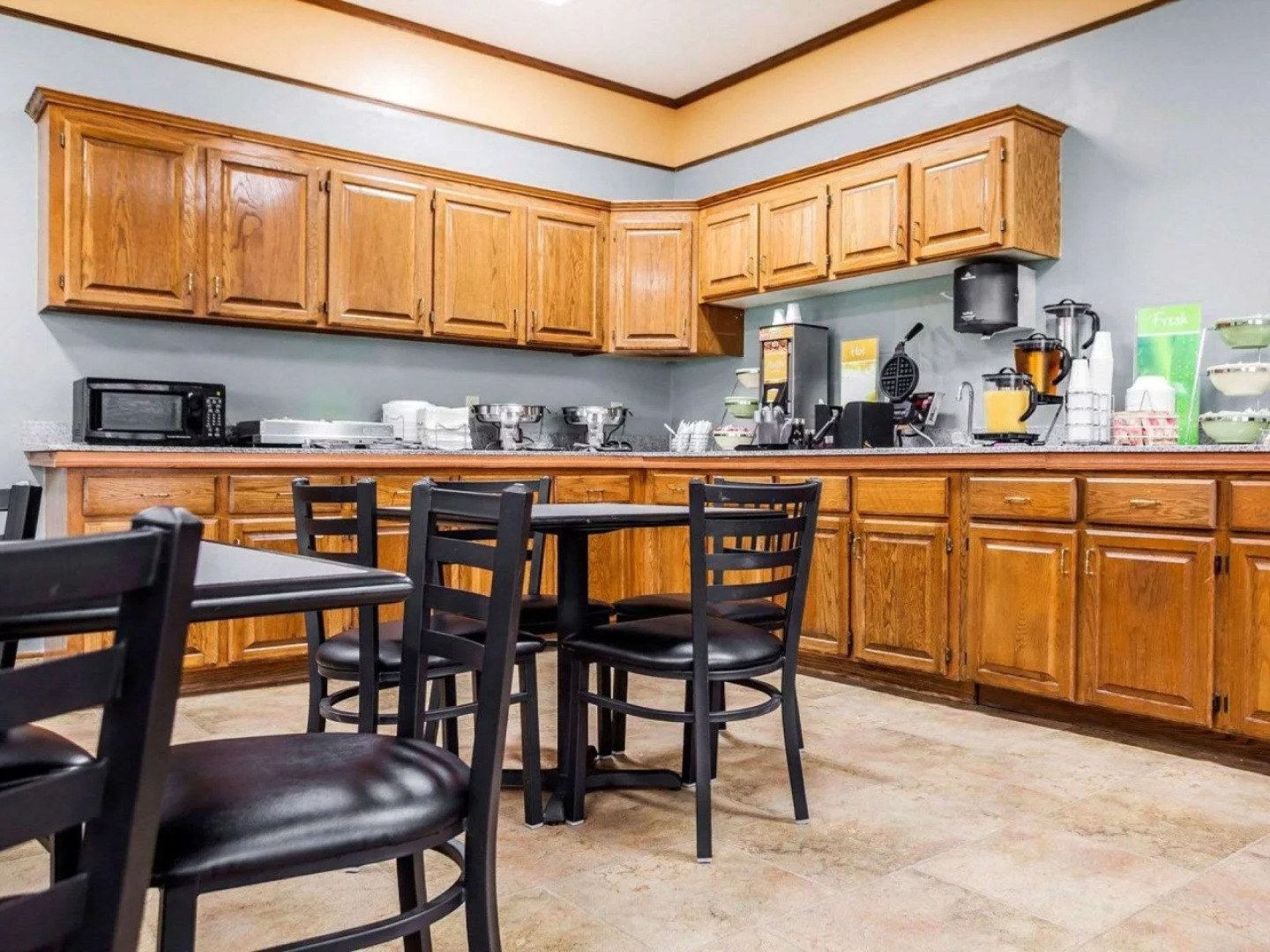 Suburban Studios Kansas City Airport North