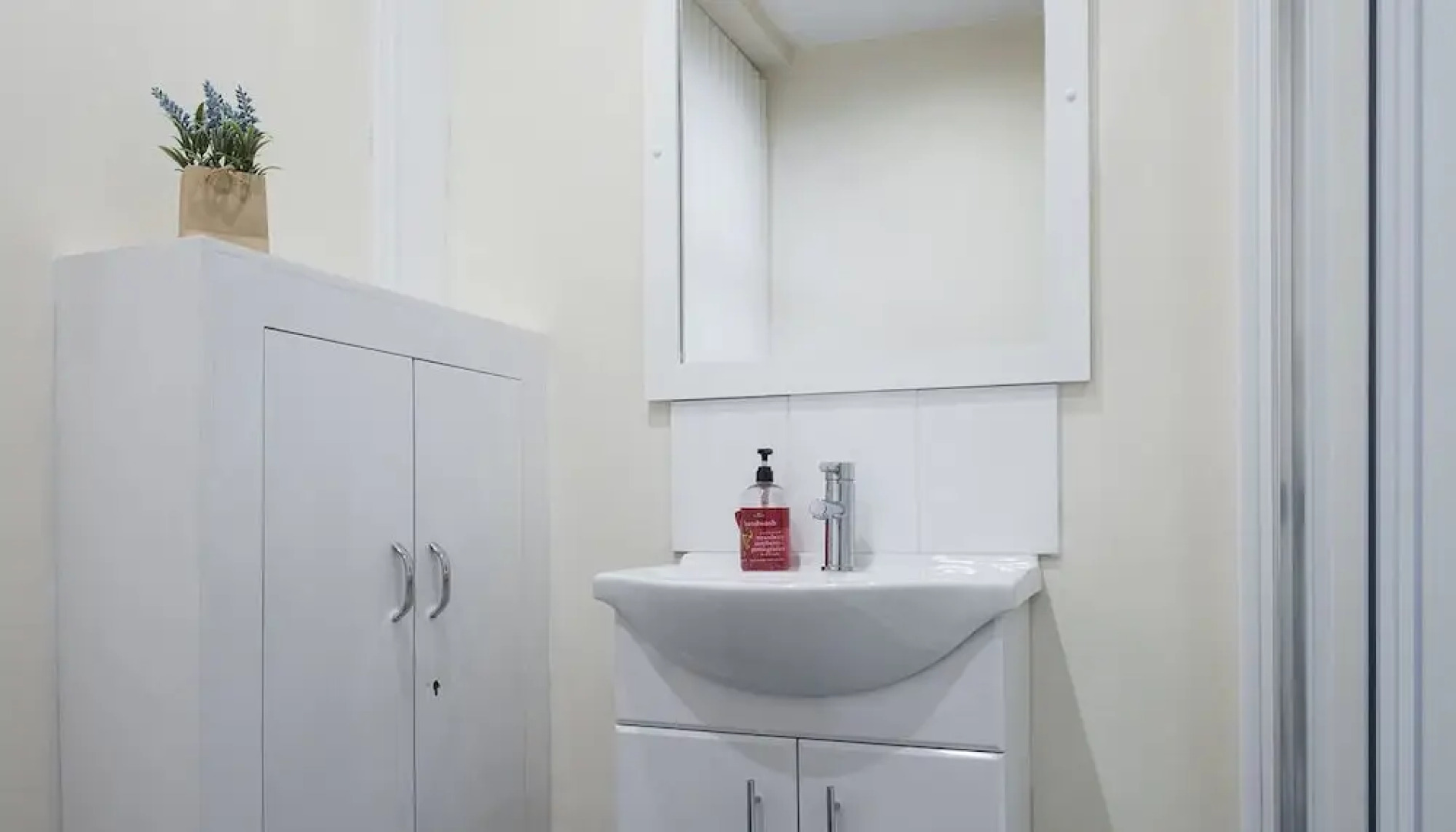 Cargo Cafe Apartments