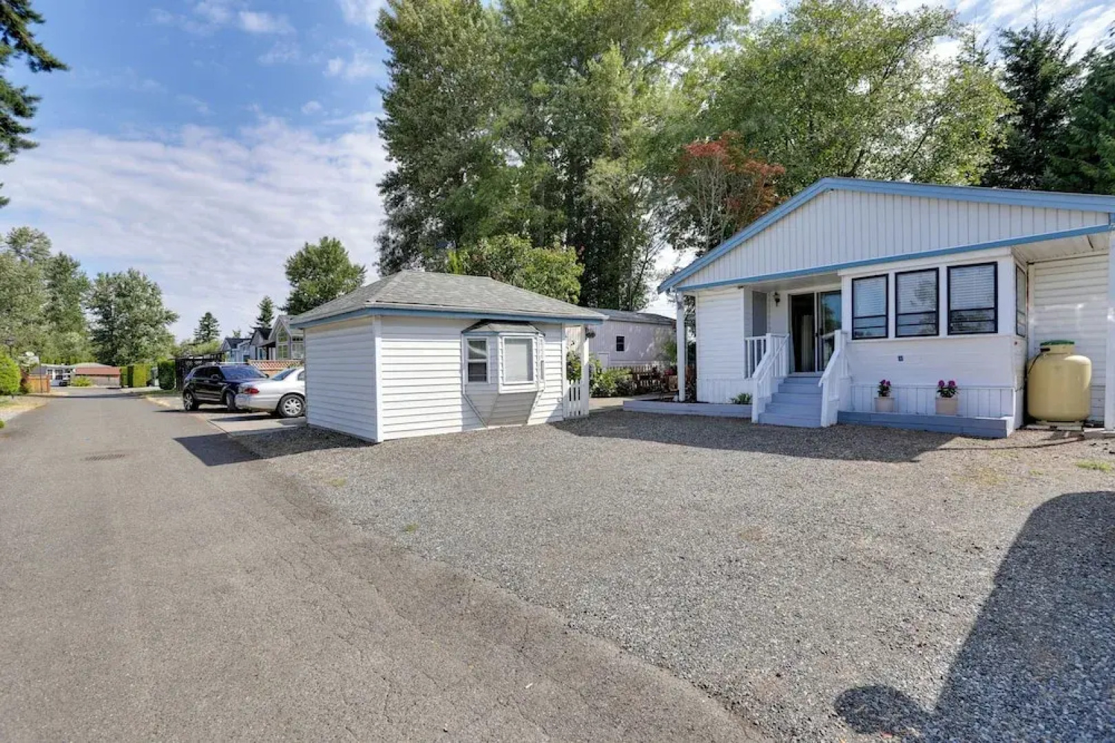 1 Mi to Birch Bay SP! Cozy Cabin w/ Pool Access