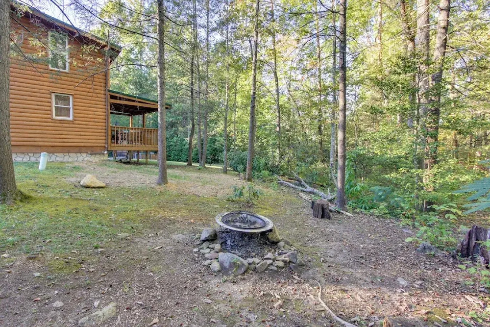 Backyard & Porch: Rural Cosby Log Cabin!