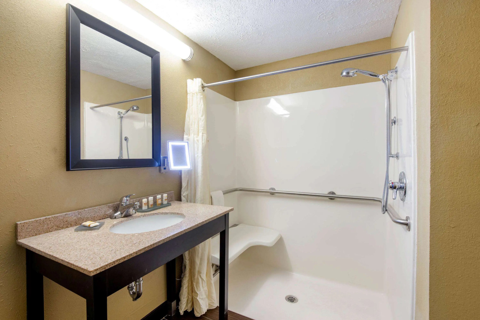 La Quinta Inn & Suites by Wyndham Elkview - Charleston NE