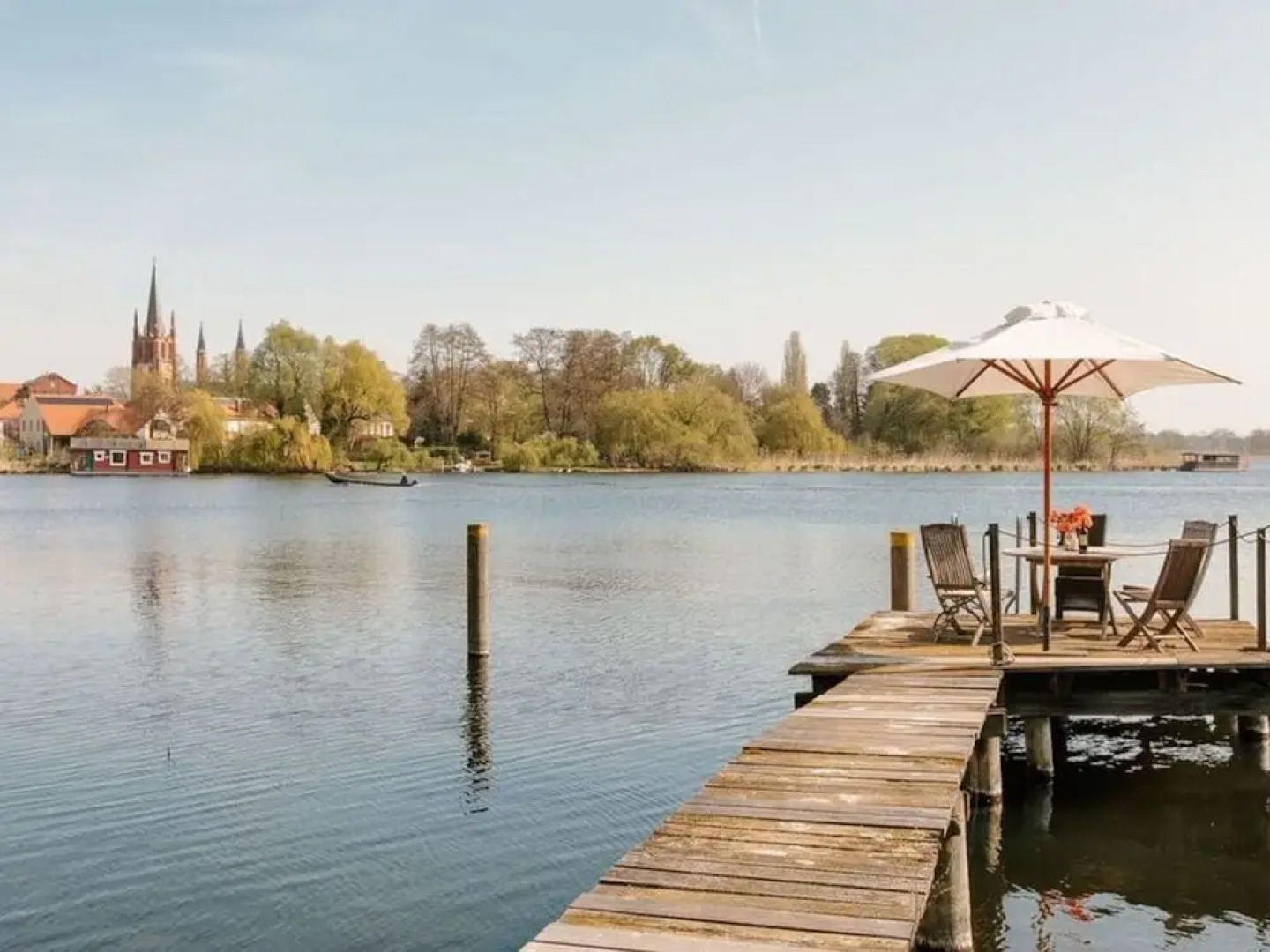 Bauhaus Holiday Apartment by the Lake
