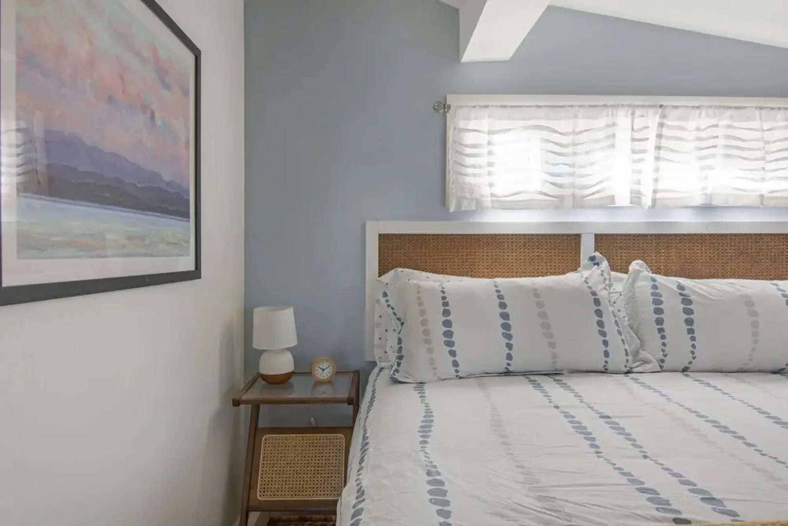 Cozy Lakeshore Cottage