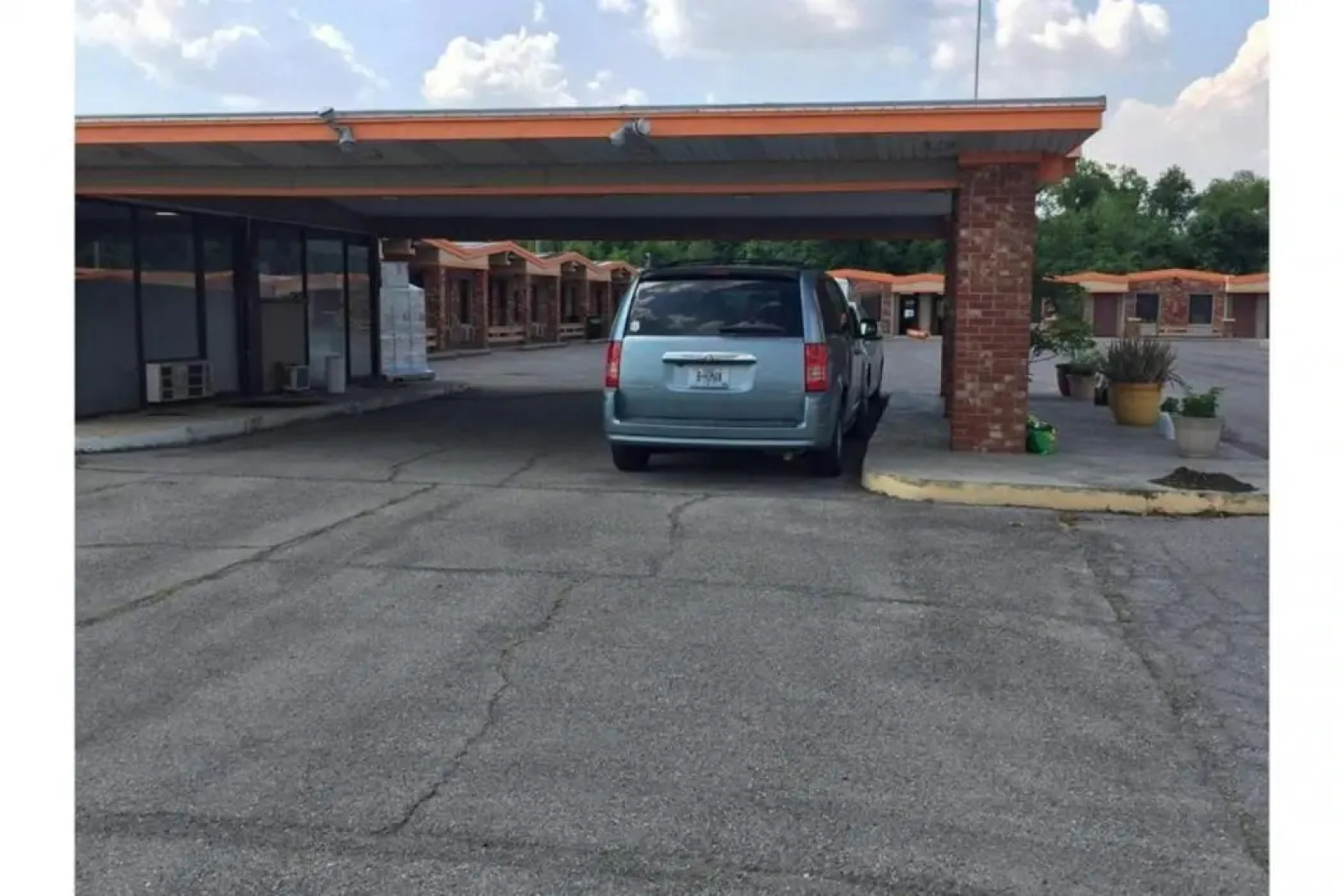 OYO Hickory House Inn