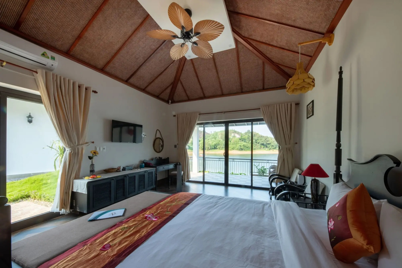 Phong Nha Lake House