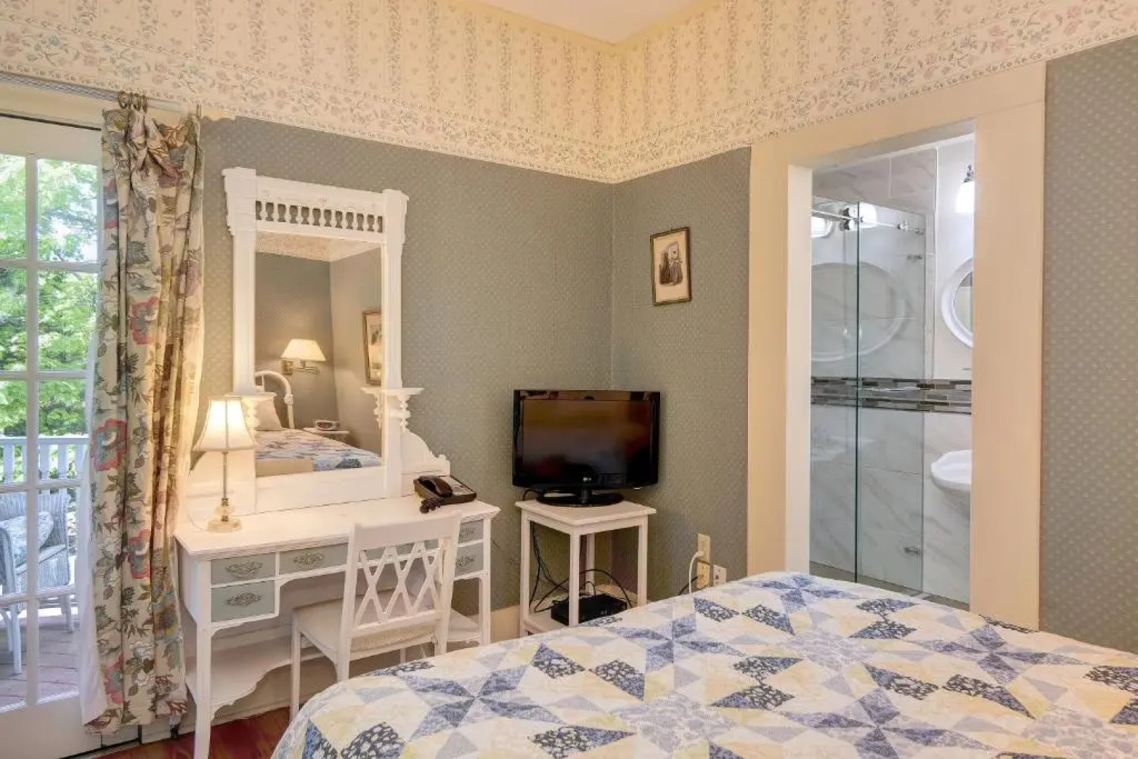 Mira Monte Inn & Suites