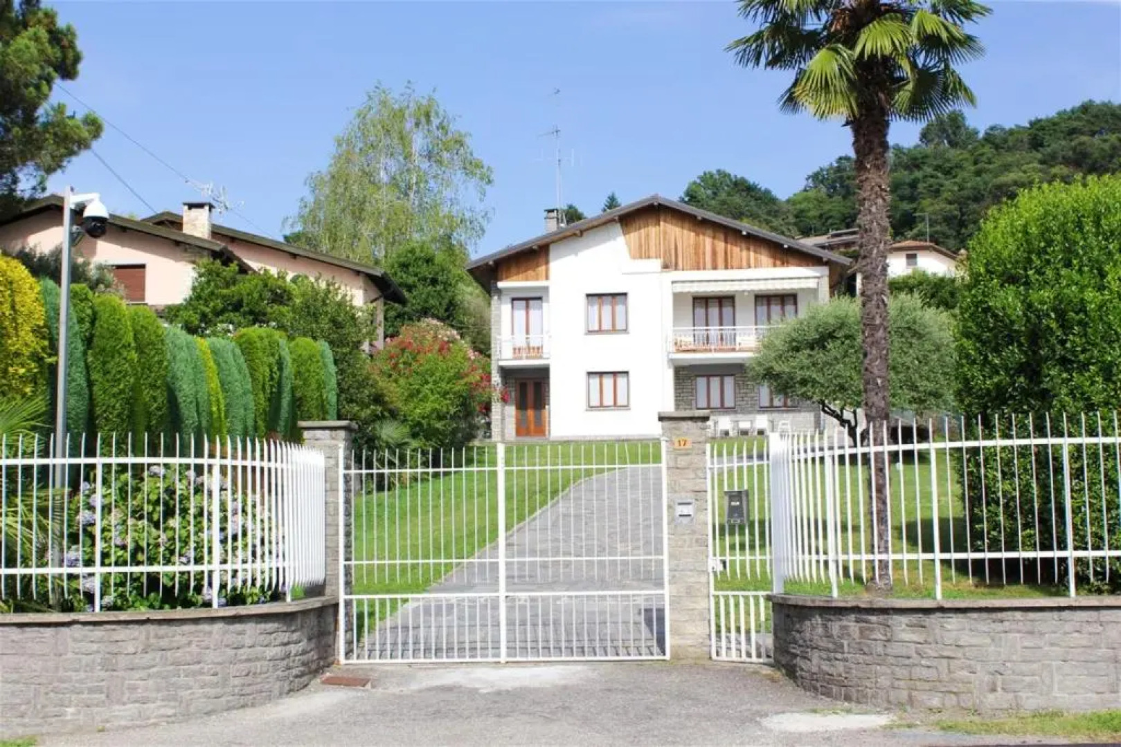 4 bedrooms villa at Ranco 100 m away from the beach with lake view private pool and enclosed garden