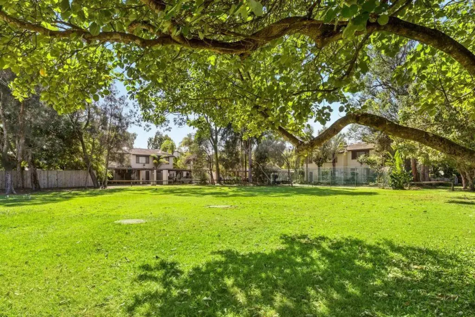 Stylish Townhouse, private courtyard walk to beach