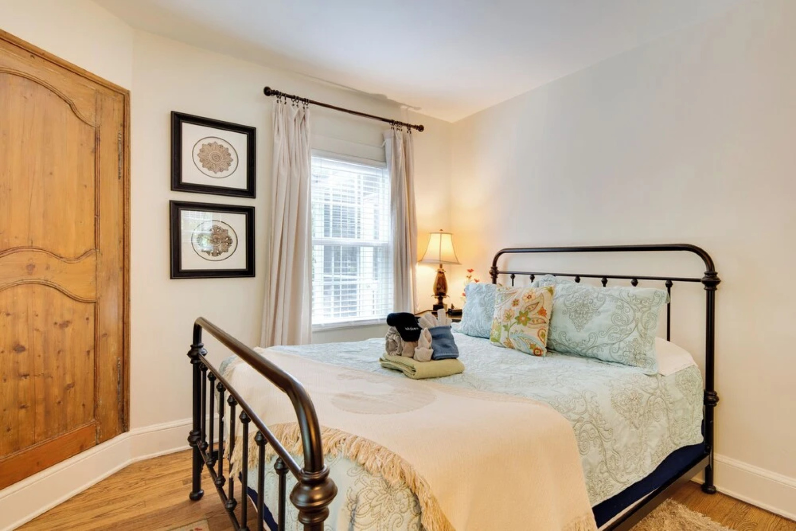 7 Mi to The Biltmore: 'Le Canard' Cottage w/ Porch