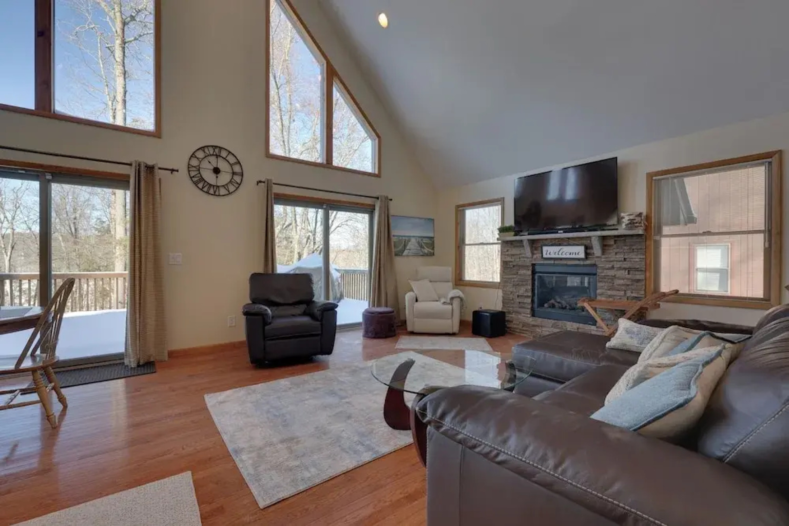 Large Deck + Resort Amenities: Lake Ariel Retreat