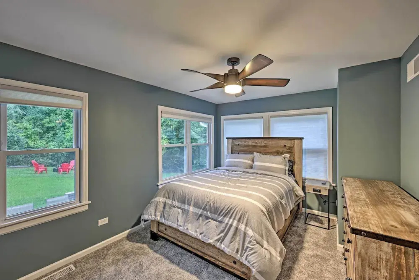 Updated Twin Lakes Cottage, Walk to Lake Mary