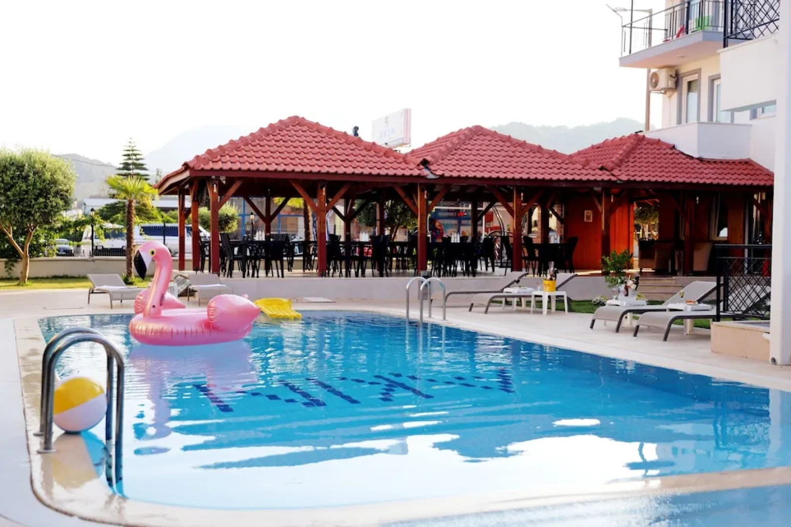 Akin Apart and Hotel