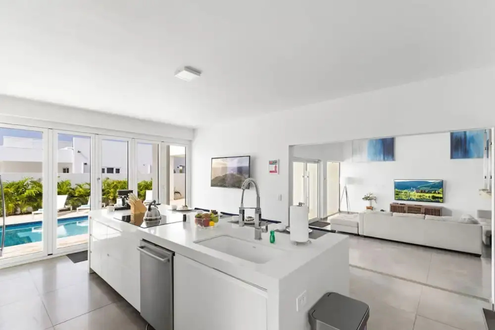 NEW Modern Villa Jacuzzi Pvt Pool Close2beach