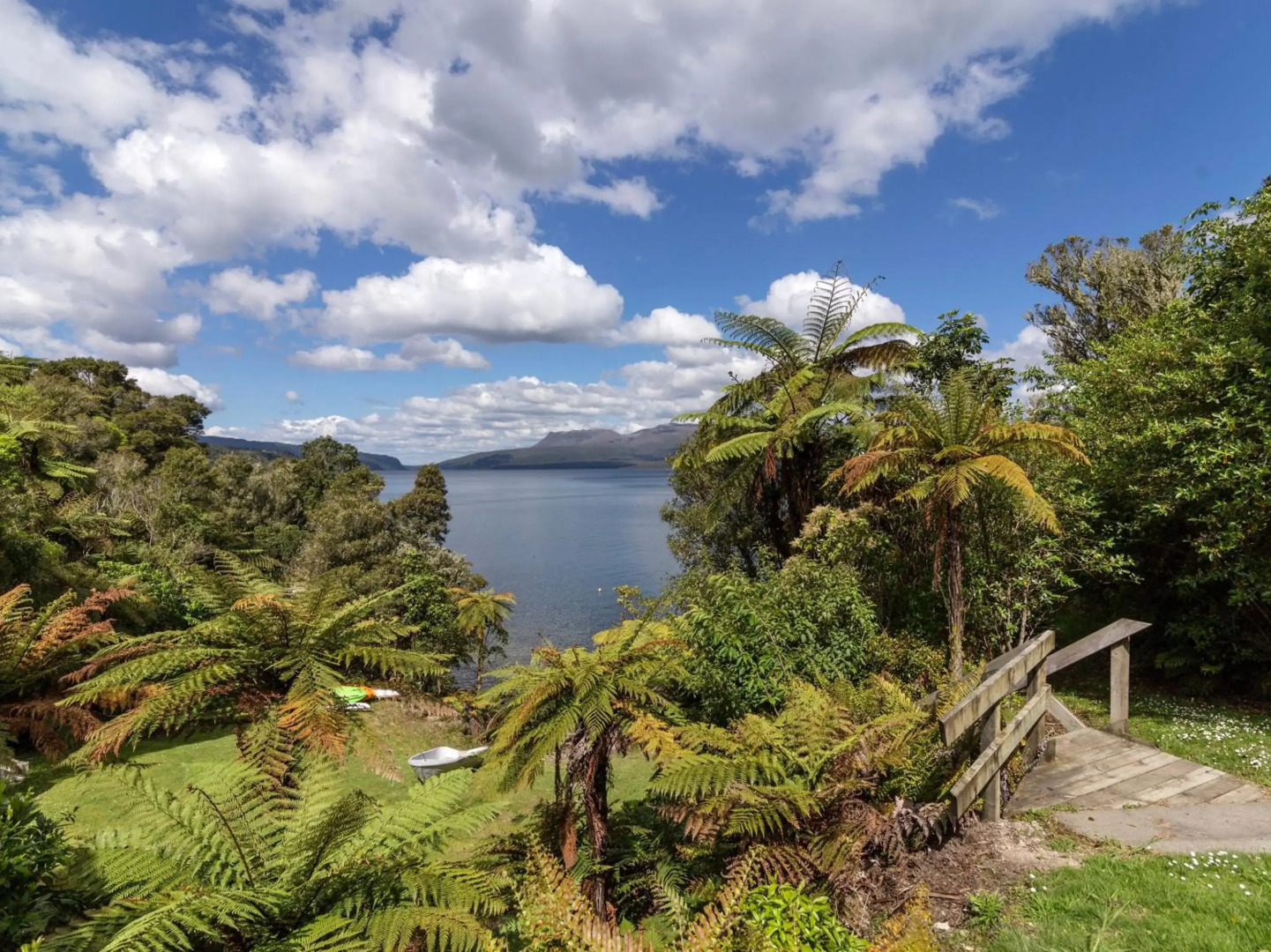 Rainbow Cottage - Lake Tarawera Cottage