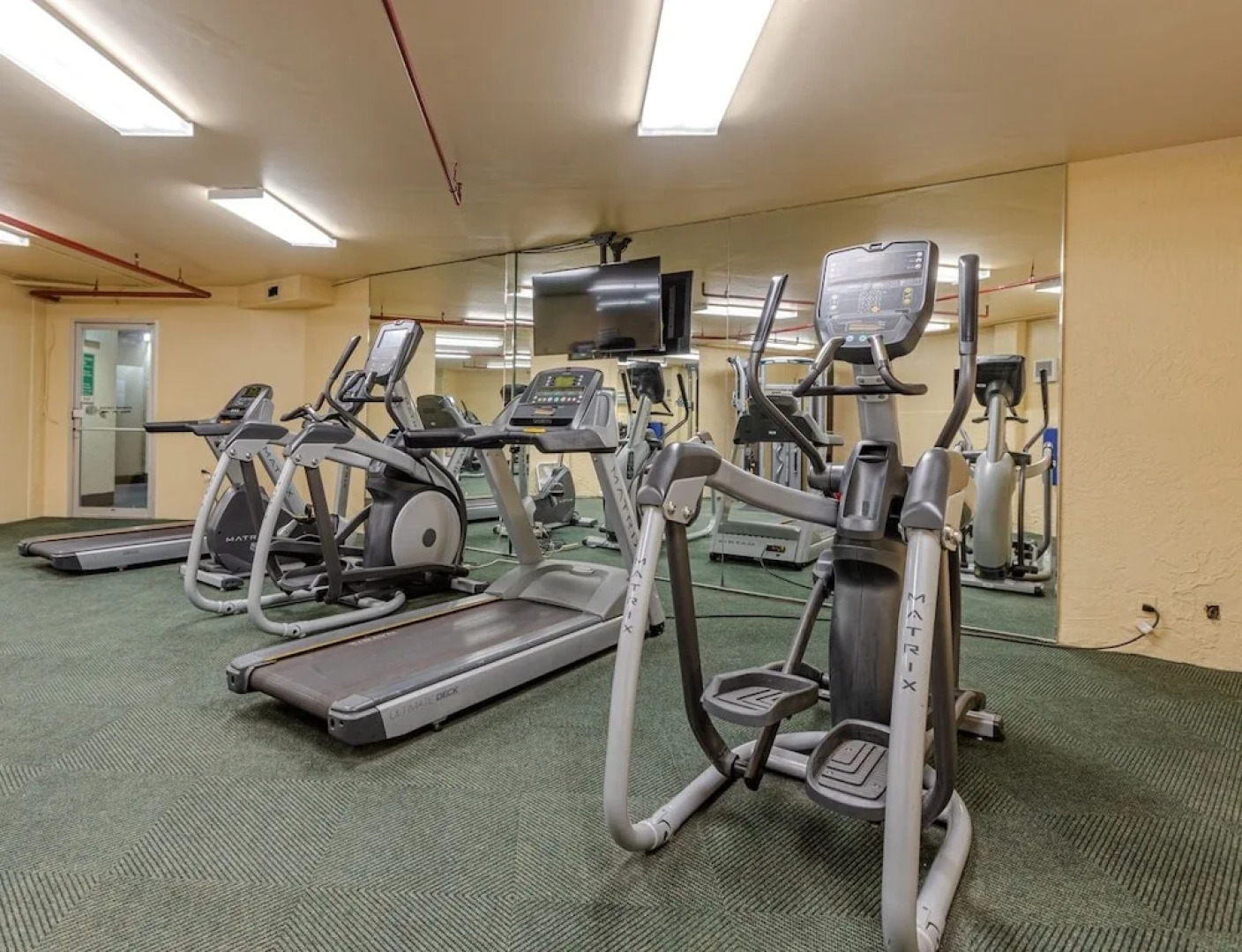 Royal Kahana 702 Studio Bedroom Condo by RedAwning