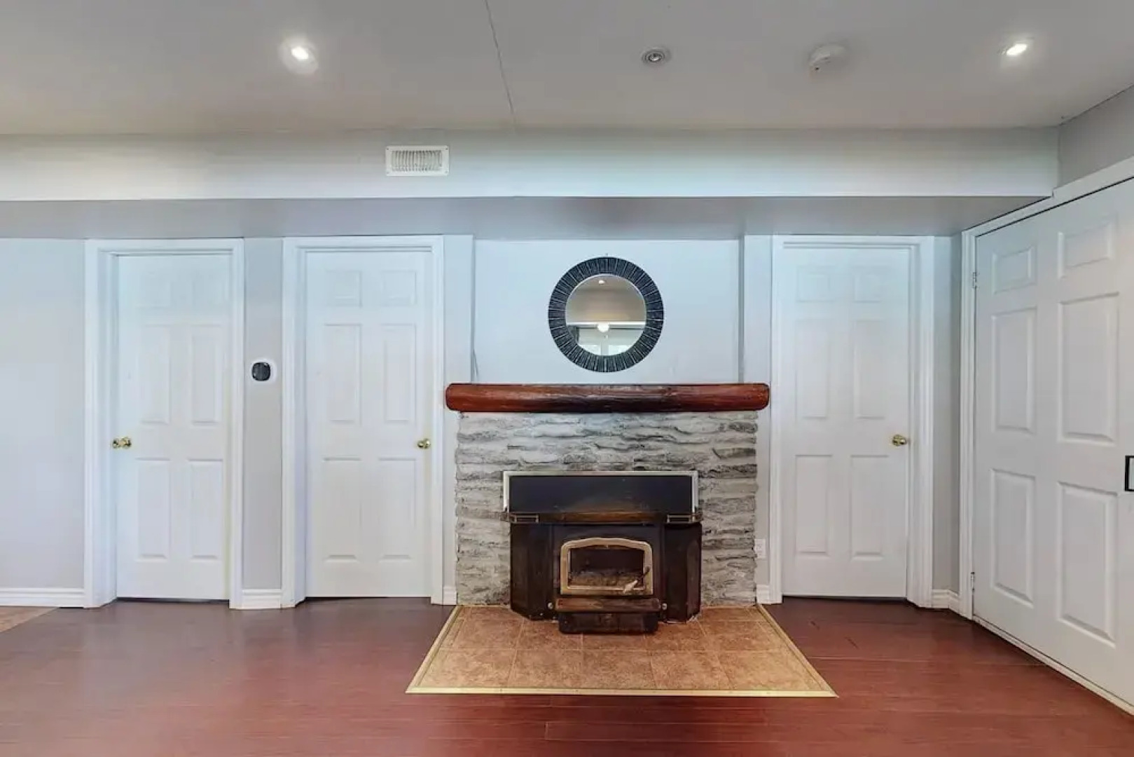 Charming Lakeside Cottage