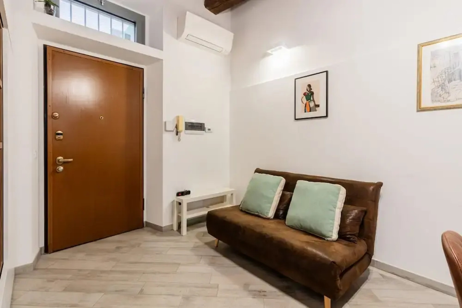 Moderno Loft nel Cortile di un Casale Storico