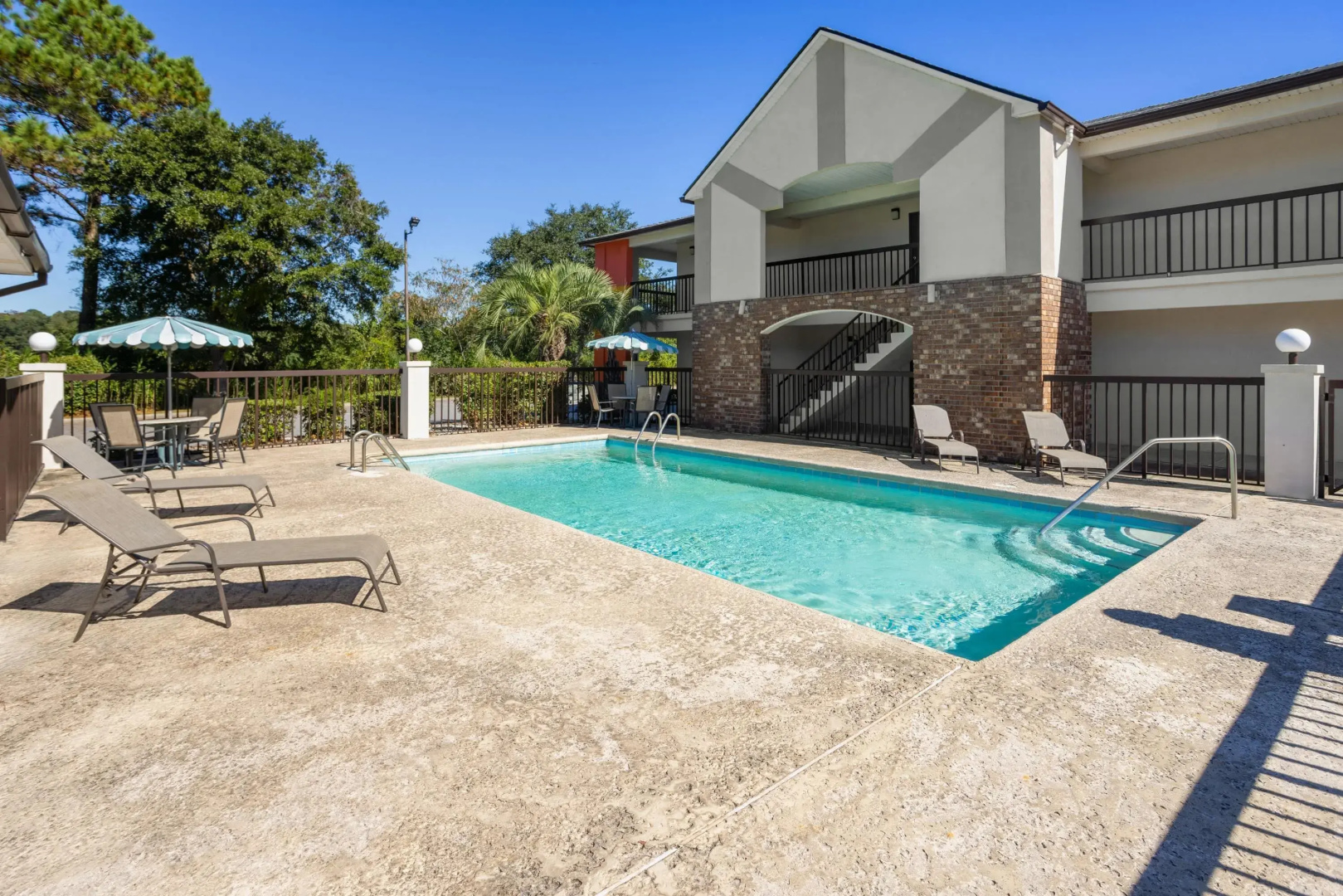 Howard Johnson by Wyndham Savannah GA