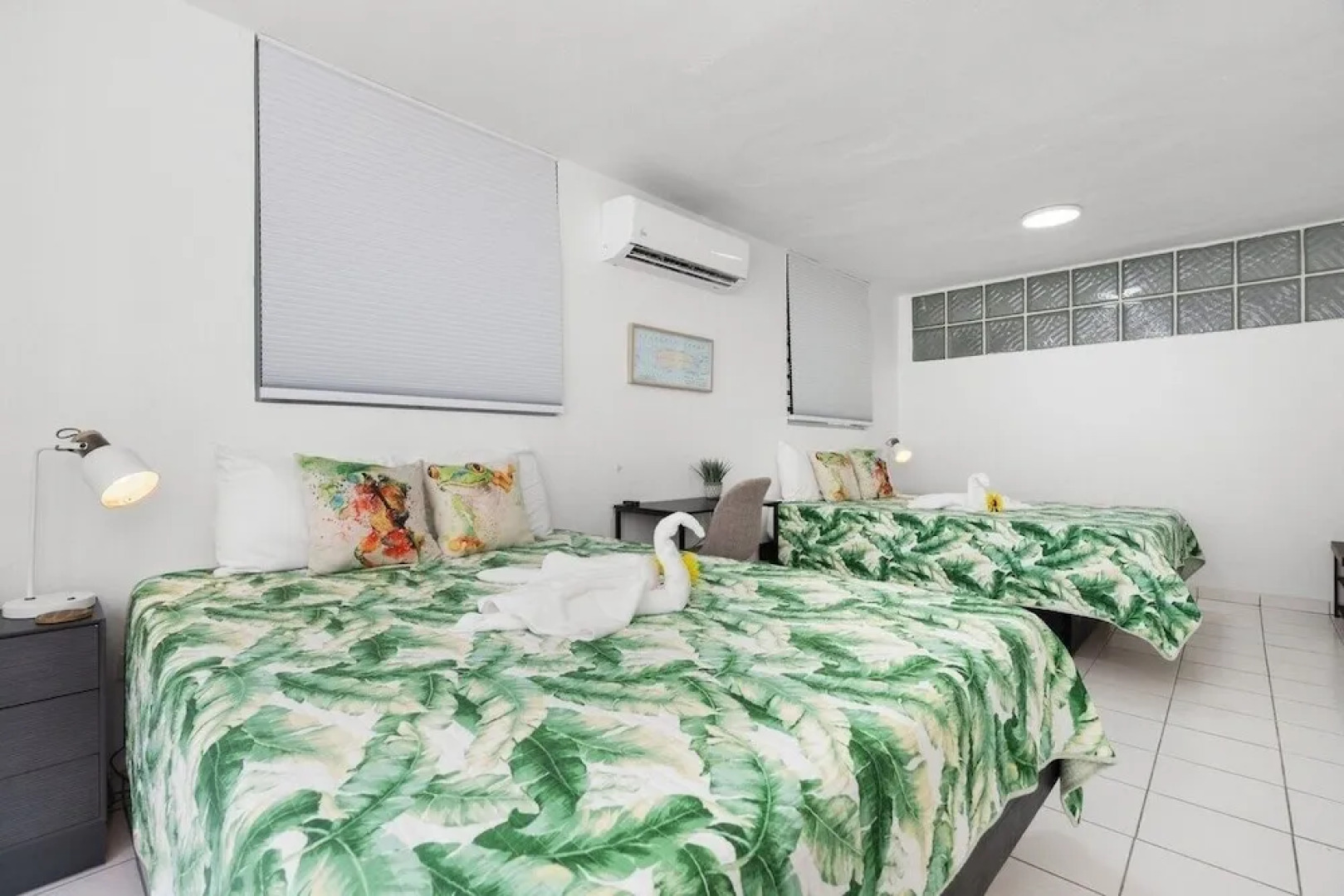 Walk to Beach or Swim in the Pool, 4 Bedrooms 4 Home by Redawning