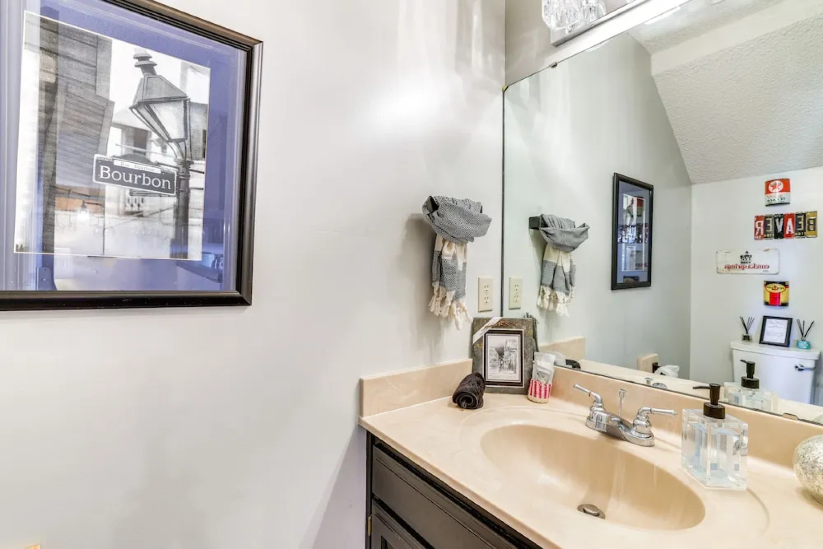 Holiday Island Escape w/ Panoramic Lake Views