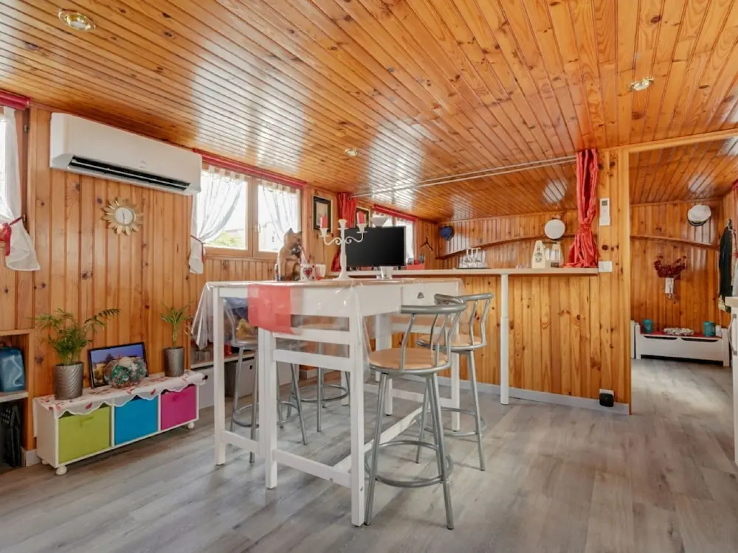 Comfortable House Boat in Homps with Roof Terrace