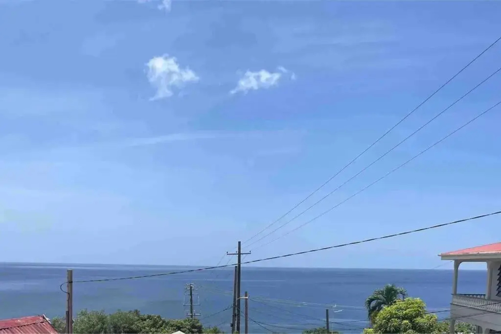 Spacious, Cozy Two Bedroom Apartment Overlooking the Beach