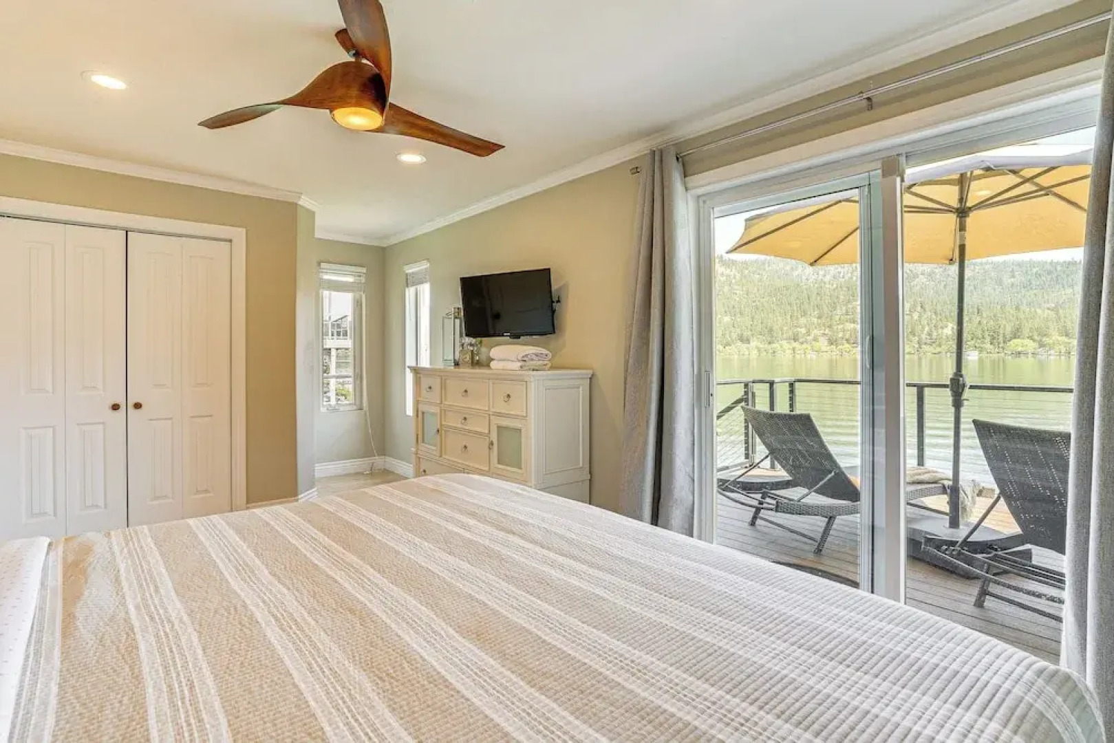 Lakefront Retreat w/ Kayaks, Paddle Boards & Deck!