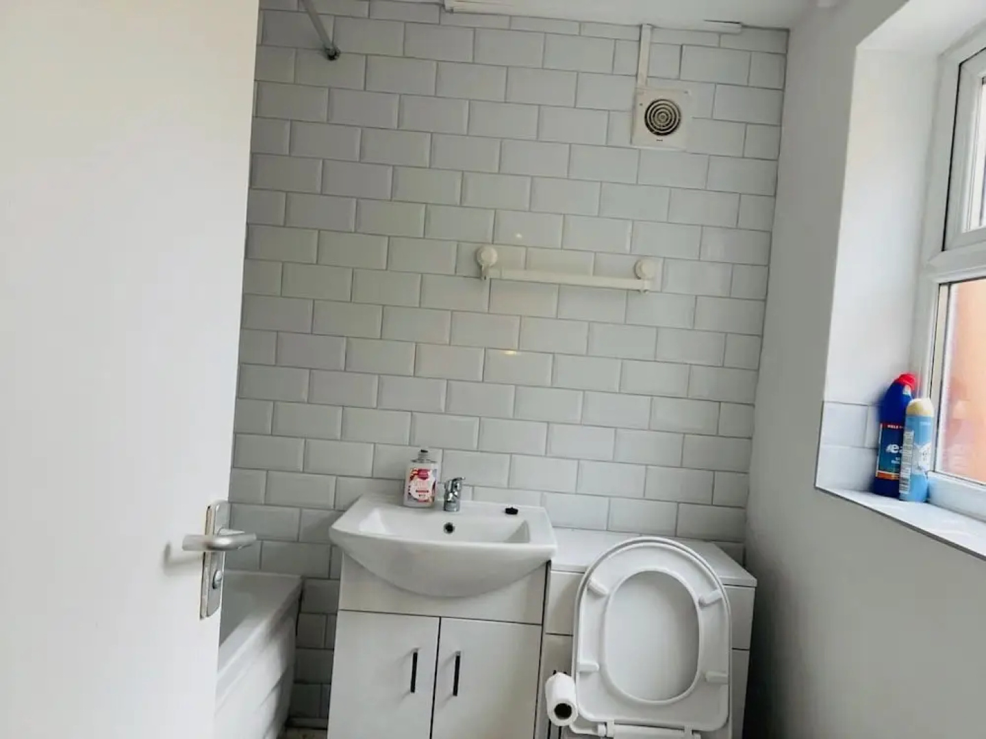 Remarkable 4-bed House in Bootle, Liverpool