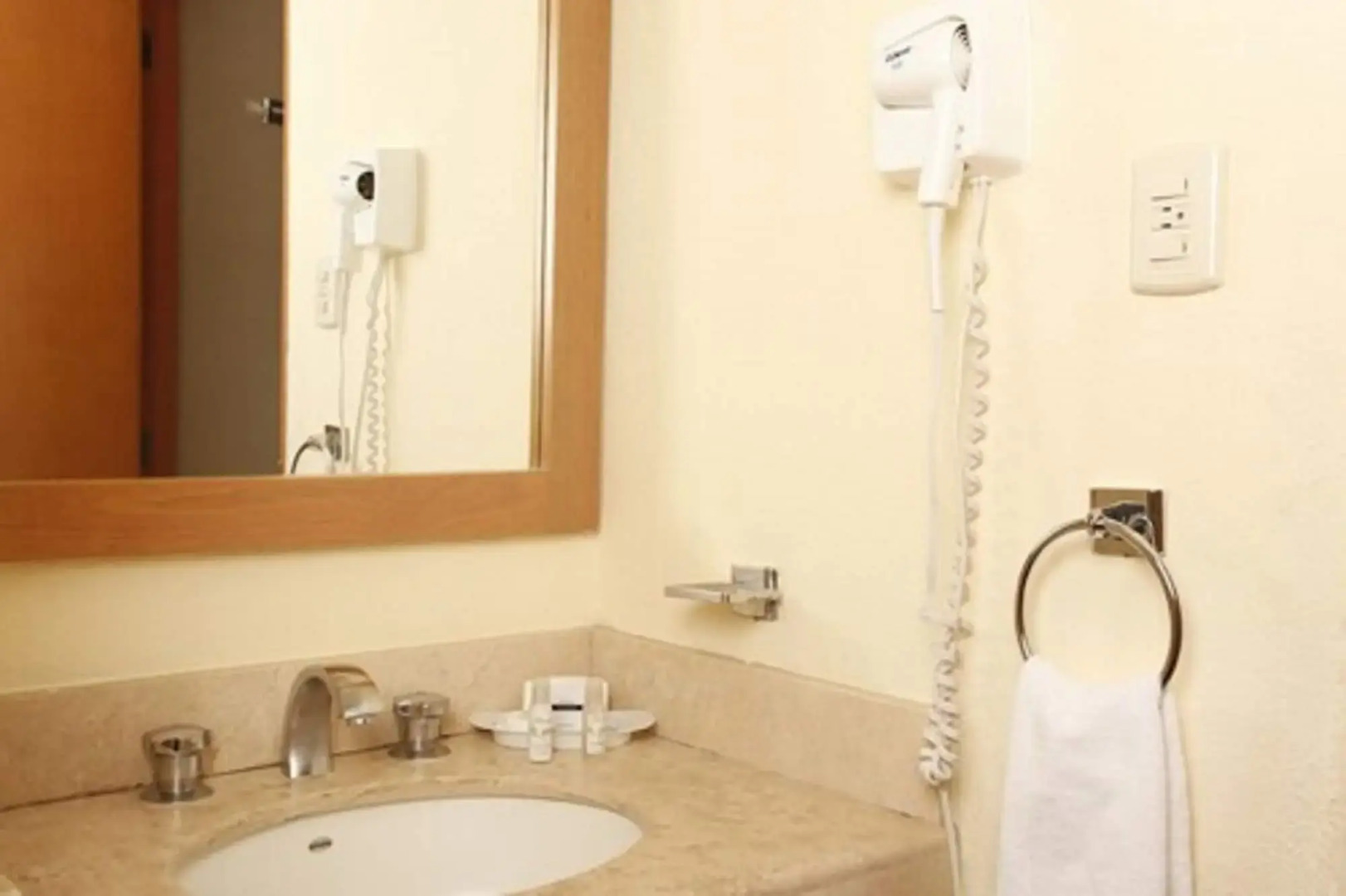 La Posada Hotel & Suites