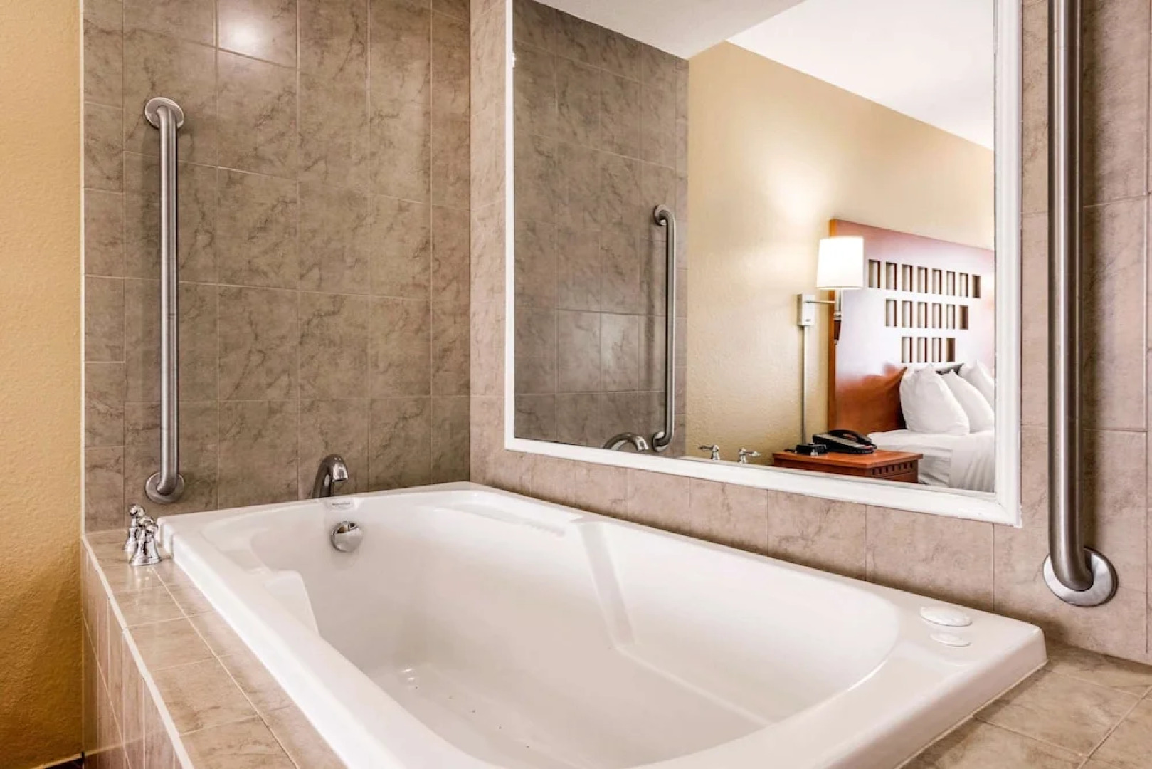 Rodeway Inn & Suites Fll Airport - Cruise Port