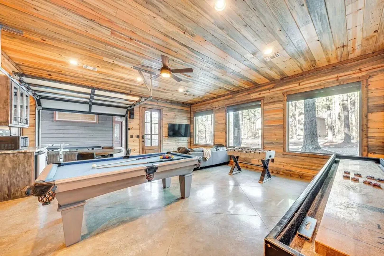 Hot Tub & Game Room: Spacious Cabin in Broken Bow!