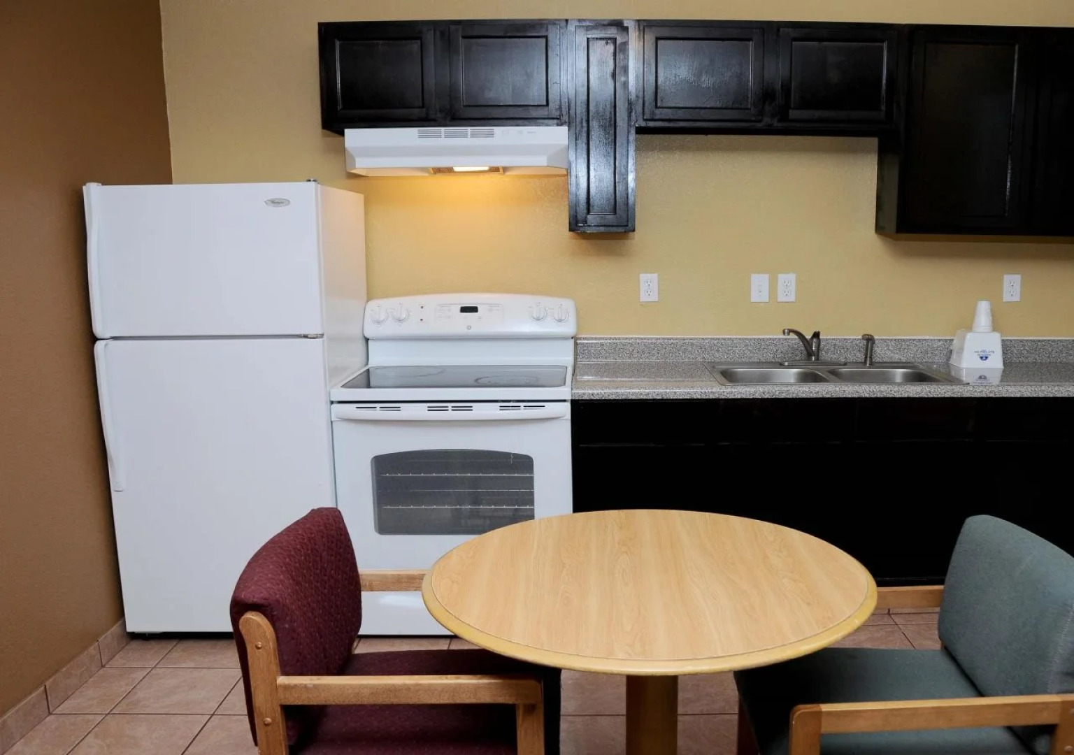 Economy Inn & Suites