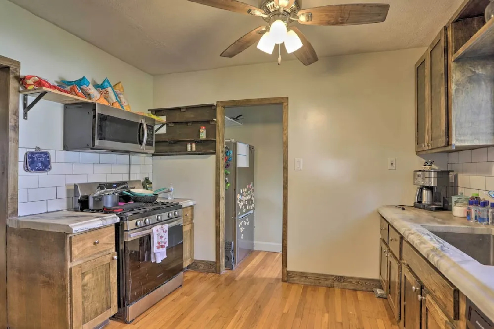 Cleveland Area Home w/ Deck < 10 Mi to Dtwn!