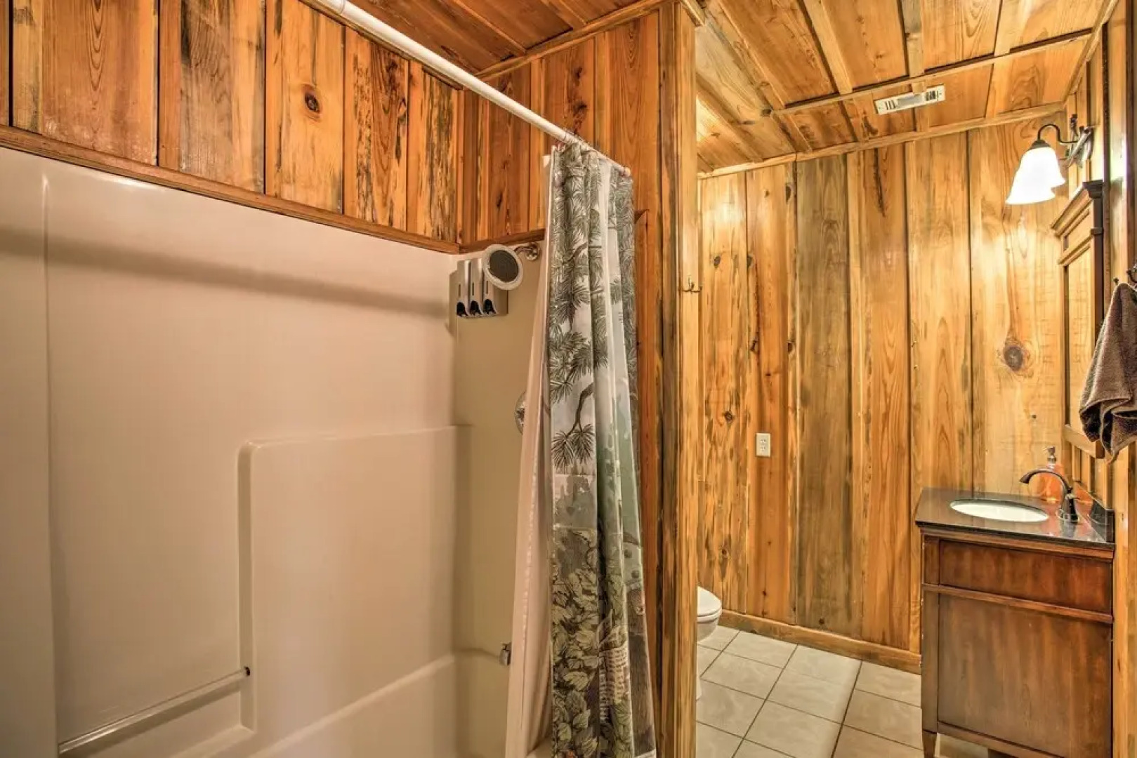 Timber Brooke Cabin: Hot Tub & Central Location!