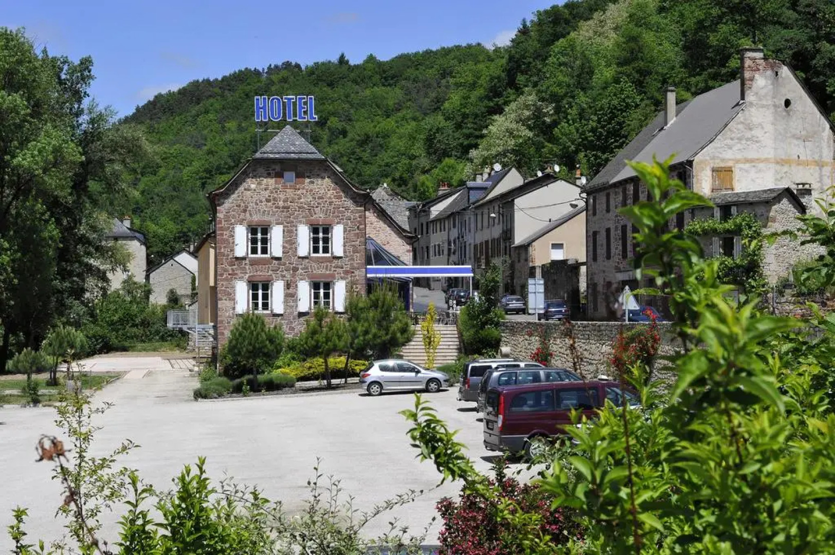 Logis Hôtel Restaurant Les 2 Rives - A75, en bordure de rivière