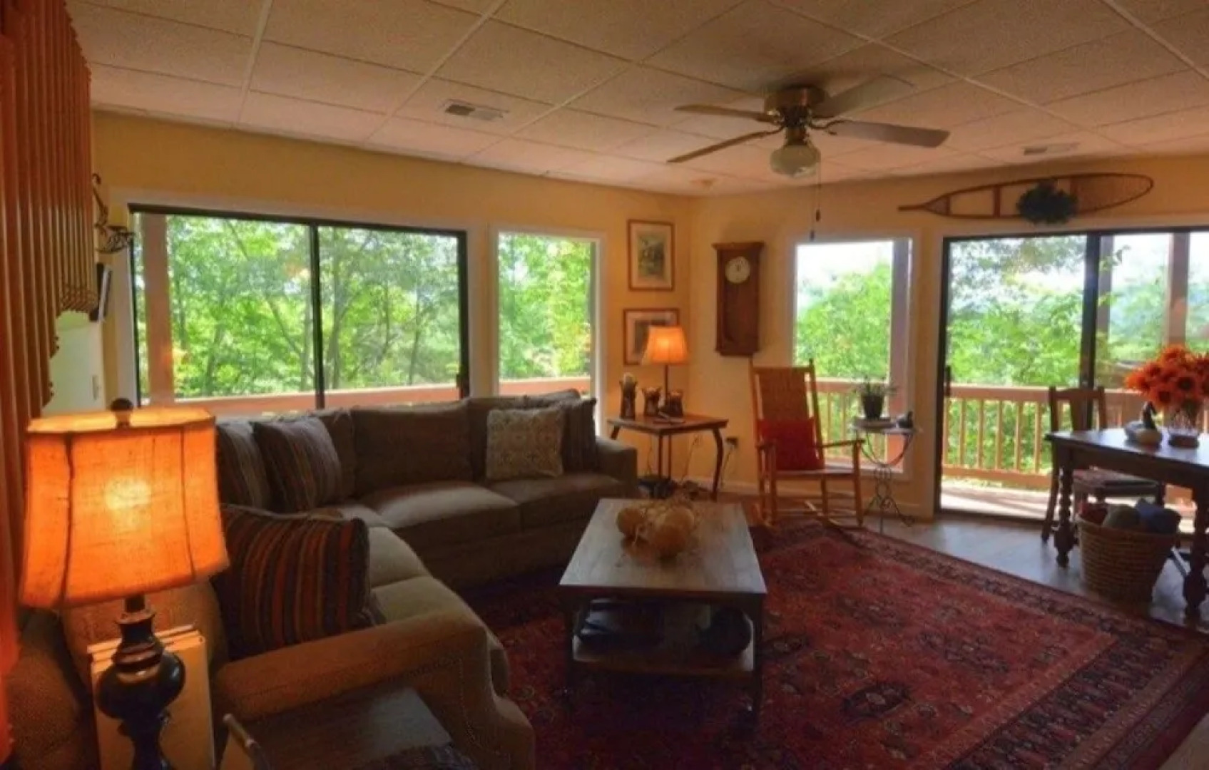 Bear's Mountaintop Views 3 Bedroom Chalet by RedAwning