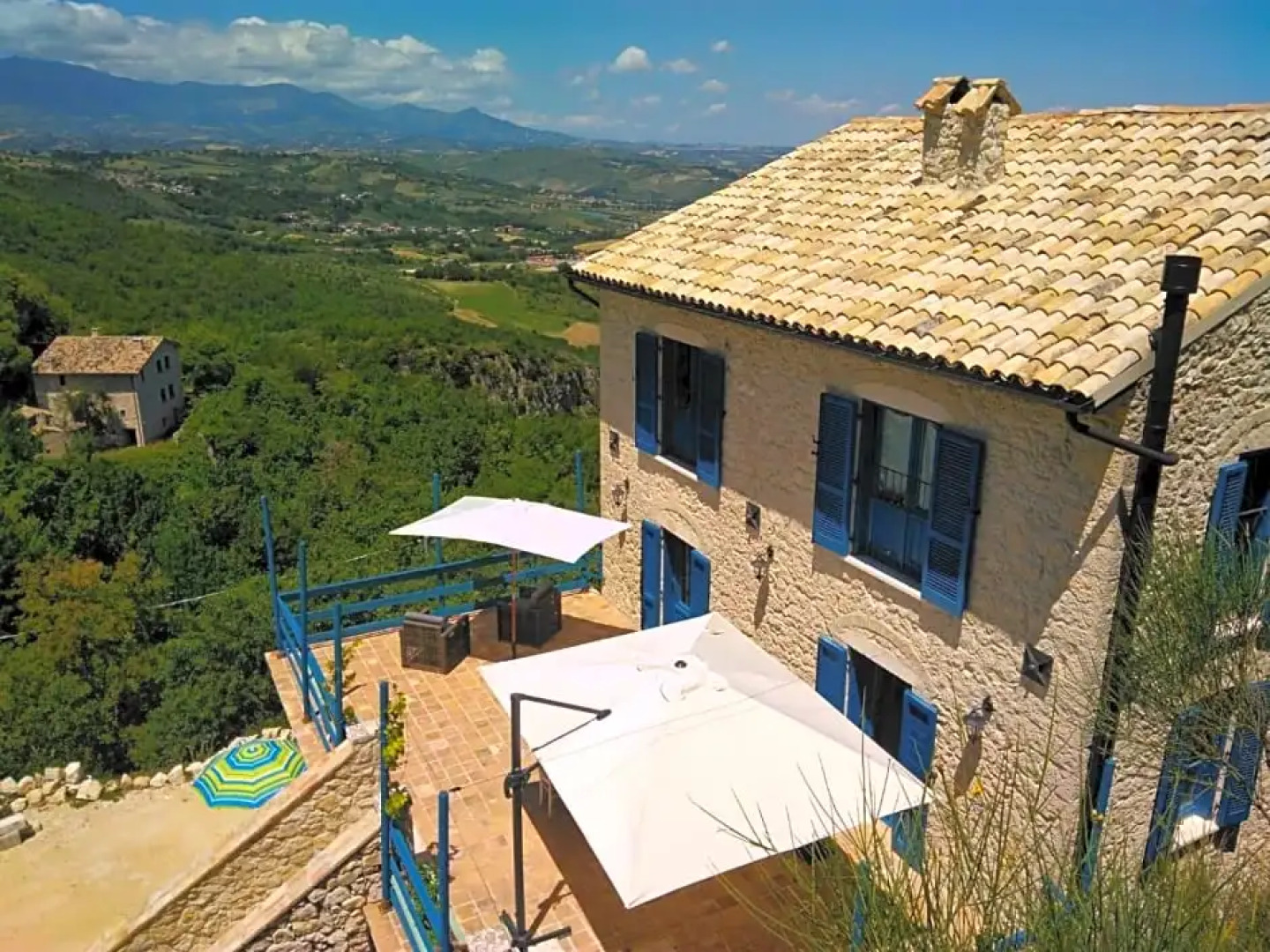 La casa dalle finestre blu