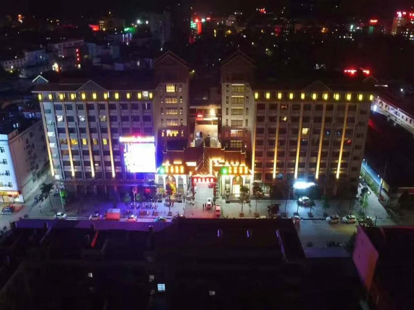 Yingjiang River Bian Chui Hotel