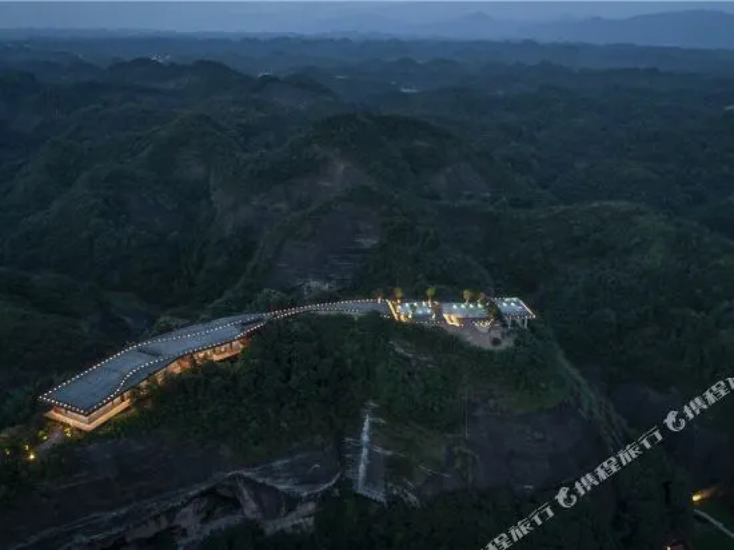 Zizai Pingjiang Wild Luxury Resort