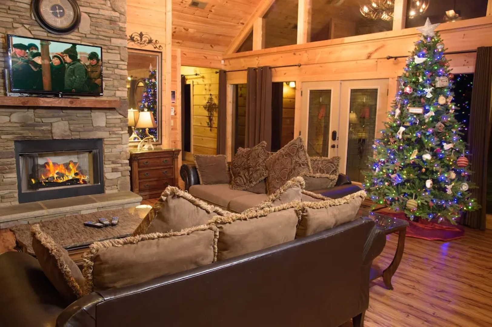 Gatlinburg Mansion - Fourteen Bedroom Cabin