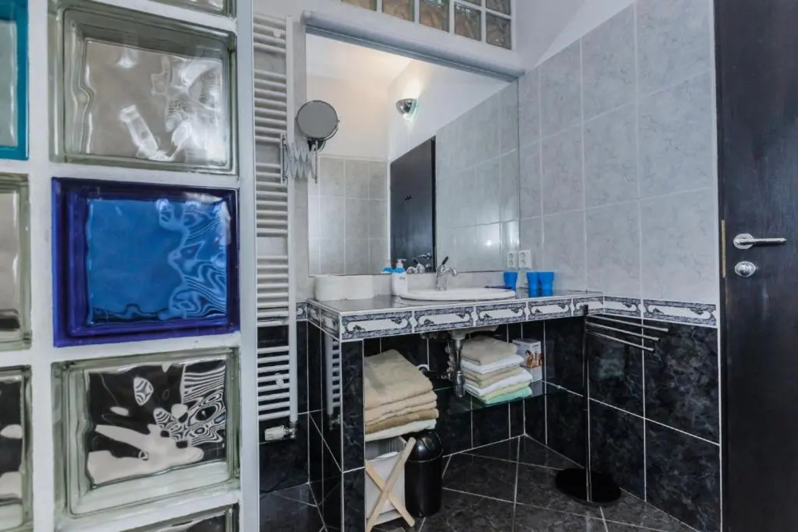 Villa Paladin - Spacious Villa with Pool near Garden Resort - 7 Min walk