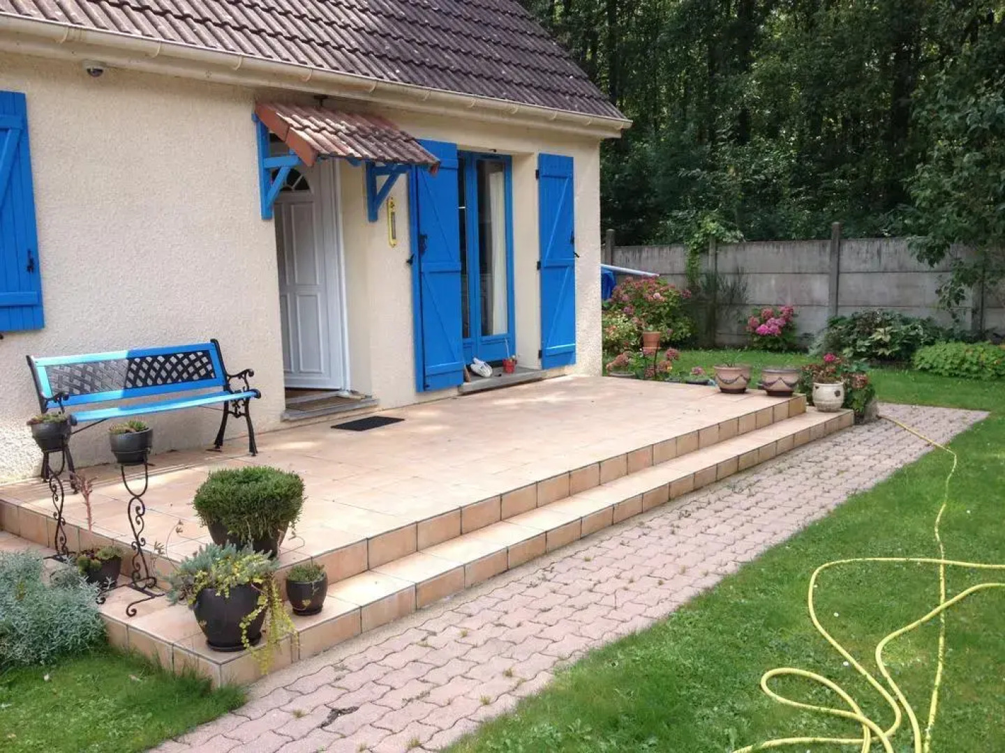 Maison Aux Volets Bleu