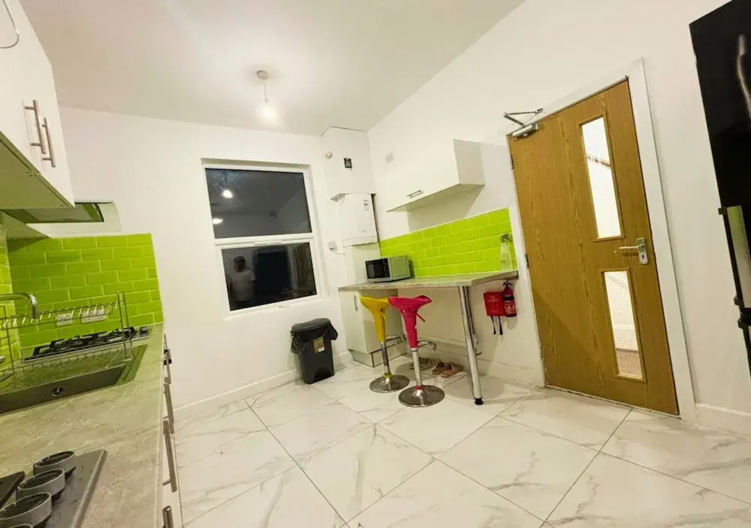 PRIVATE ROOMs In TOWN CENTRE FREE PARKING WIFI AND PATIO WITH AA STAY LTD