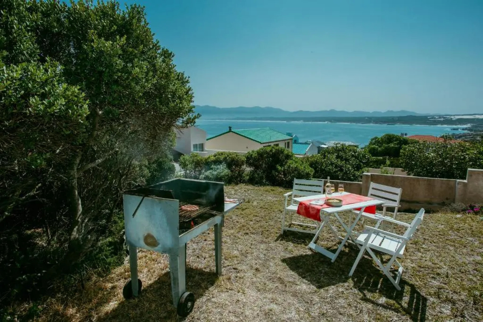 Oceanfront bungalow 3 br/2 ba, Wifi Fireplace: Guppy Huys