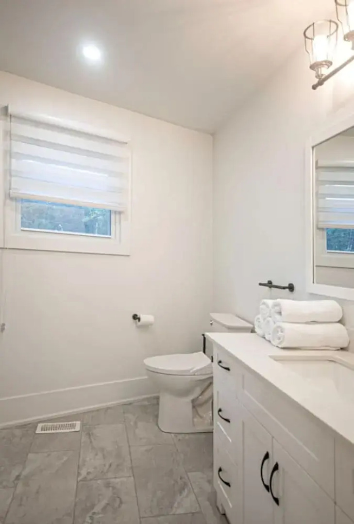 Lakeside 4BR Cottage in Bailieboro w BBQ Grill